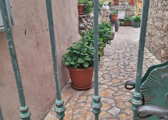 Old Town Manono Split